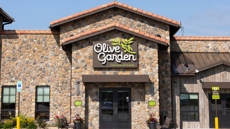 The sign and facade of an Olive Garden restaurant.