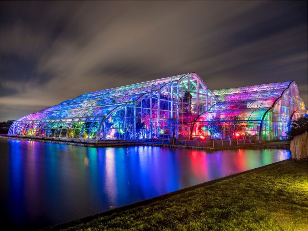 One Of The UK's Prettiest Gardens Has Transformed Into A Magical Winter Wonderland Of Illuminations