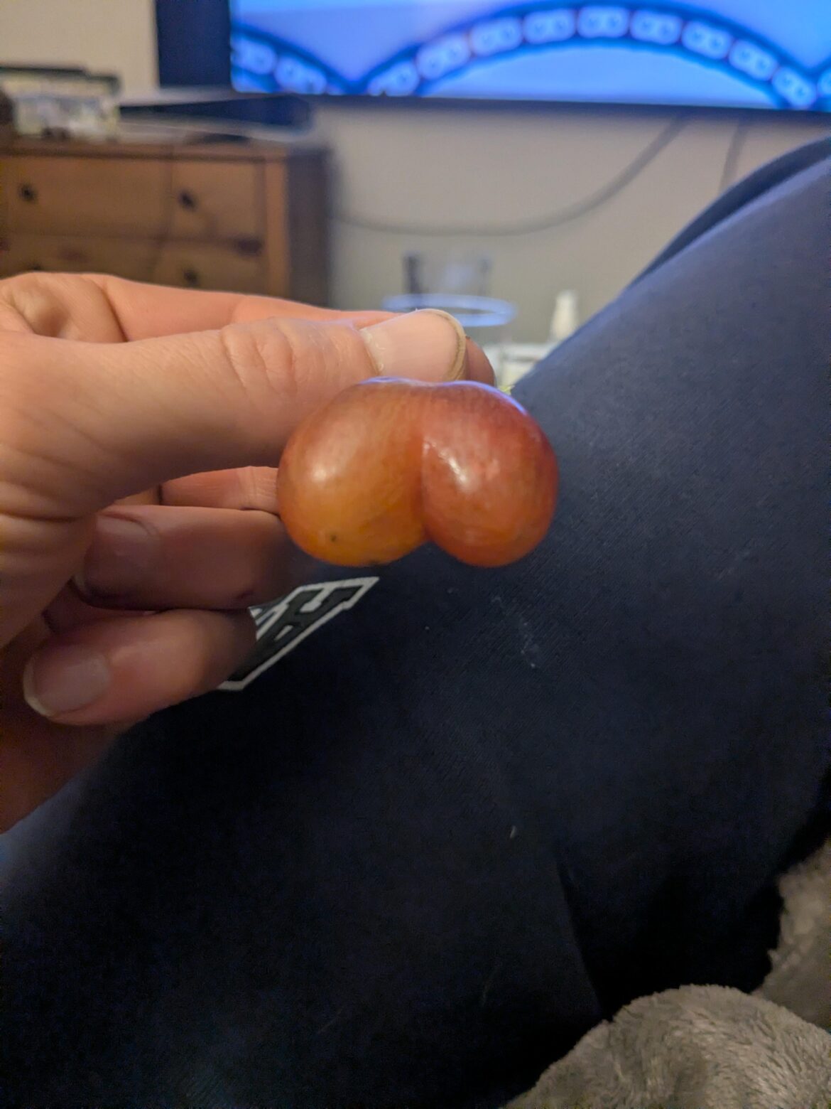 My first ever double grape 😁 42 years and I've never seen one in real life . . I feel so special 🤣
