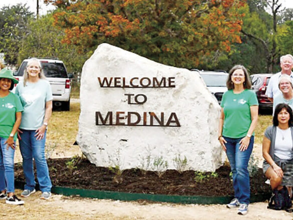 Rose Garden Club erects new ‘Welcome to Medina’ sign during ceremony