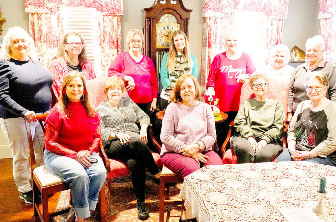Garden club celebrates Christmas tree tradition
