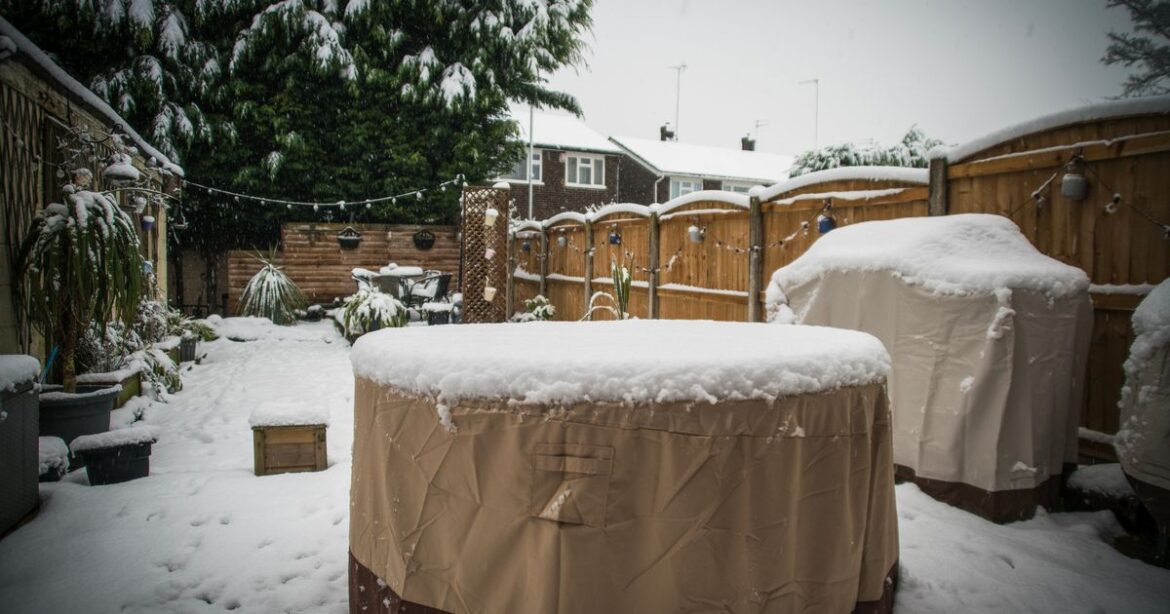 Households told to put hot water bottles in gardens after snow and ice Manchester Evening News
