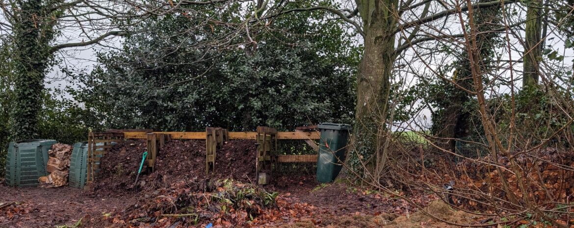 Slow composting setup, 4 bays and 2 bins Slow composting setup, 4 bays and 2 bins