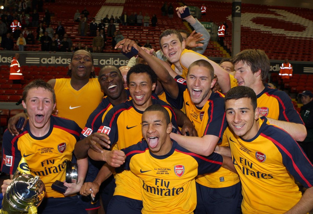 Luke Ayling, Jay Emmanuel Thomas, Giles Sunu, Francis Coquelin, Craig Eastmond, Jack Wilshere, Henri Lansbury, Oguzan Ozyakup, Tom Cruise of Arsenal celebrate winning the FA Youth Cup. Liverpool 1:2 Arsenal. Arsenal win 6:2 over the two legs. FA Youth Cup Final, 2nd leg. Anfield, 26/5/09