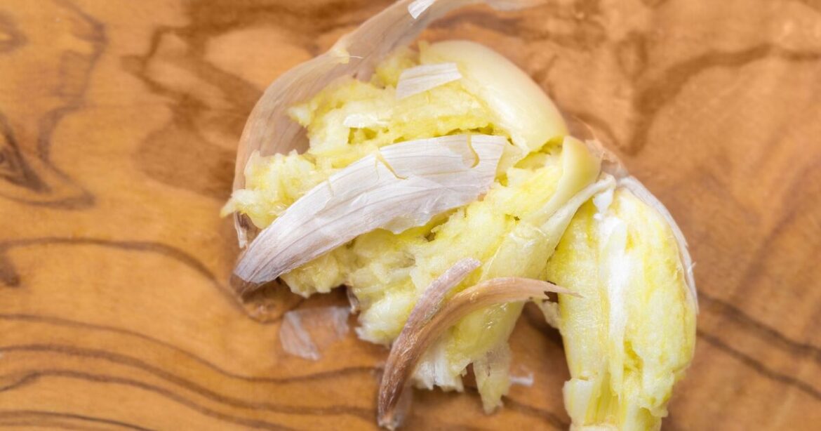 Gardeners urged to put garlic around their garden in January Gardeners urged to put garlic around their garden in January