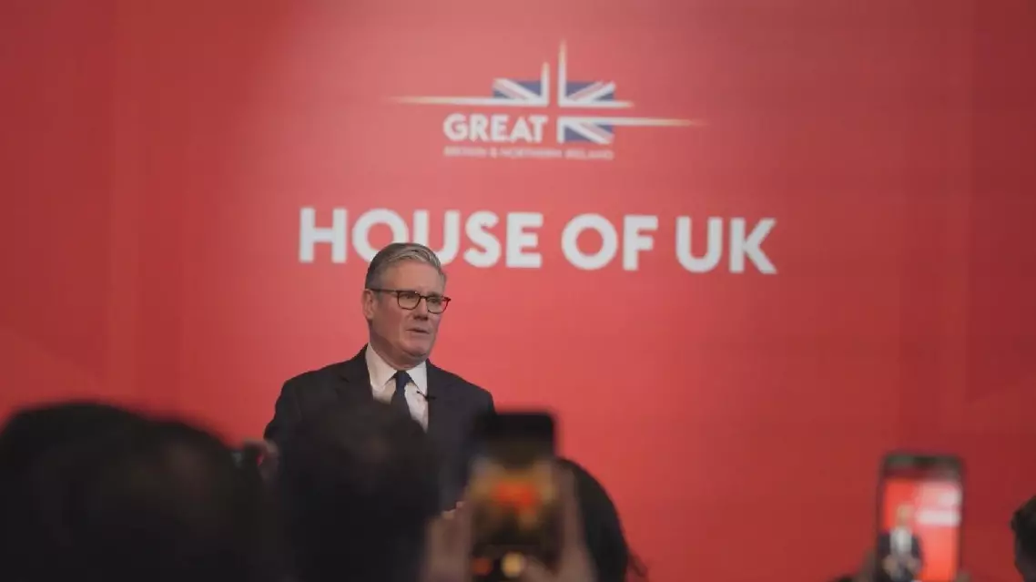 British PM tours Yuyuan Garden in Shanghai, attends reception