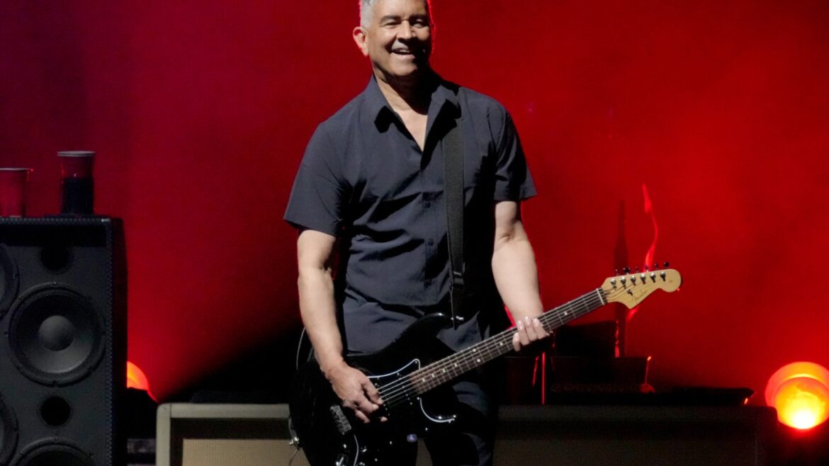 Foo Fighters’ Pat Smear Breaks Foot in ‘Bizarre Gardening Accident’ Foo Fighters' Pat Smear Breaks Foot in 'Bizarre Gardening Accident'