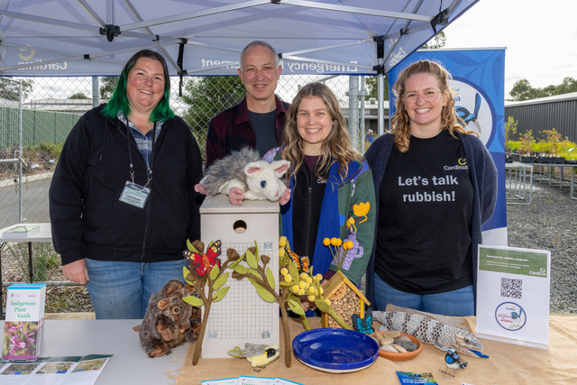 Gardeners fight weeds together | Dandenong Star Journal Gardeners fight weeds together