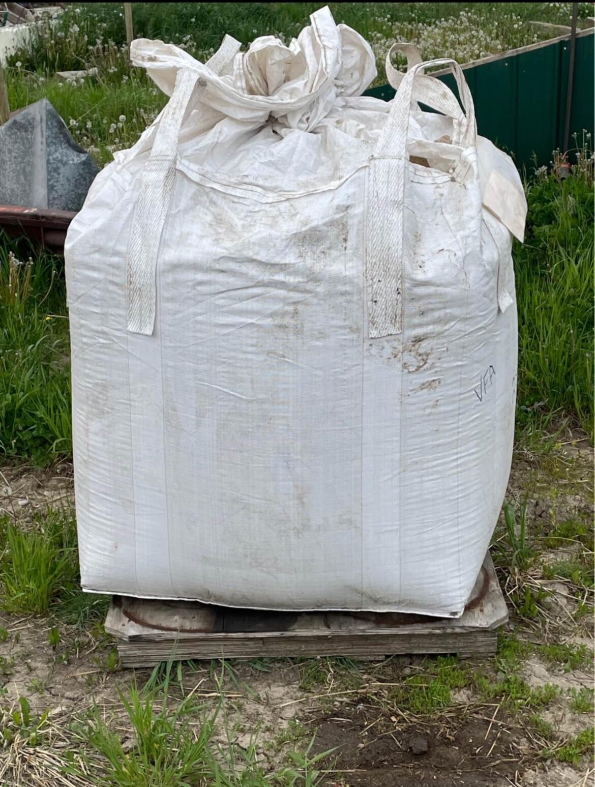 Keeping mice out of bulk tote bags of chicken feed
