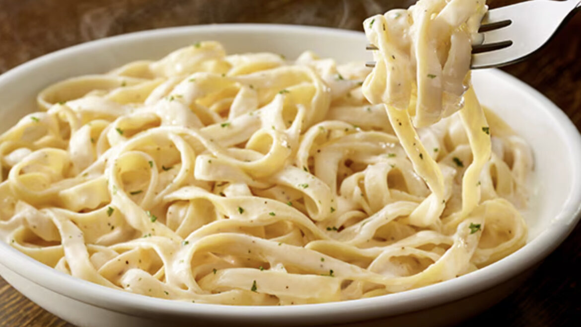 Olive Garden Customers Say Forget Fettuccine, And Order Alfredo Sauce With These Noodles Olive Garden Customers Say Forget Fettuccine, And Order Alfredo Sauce With These Noodles