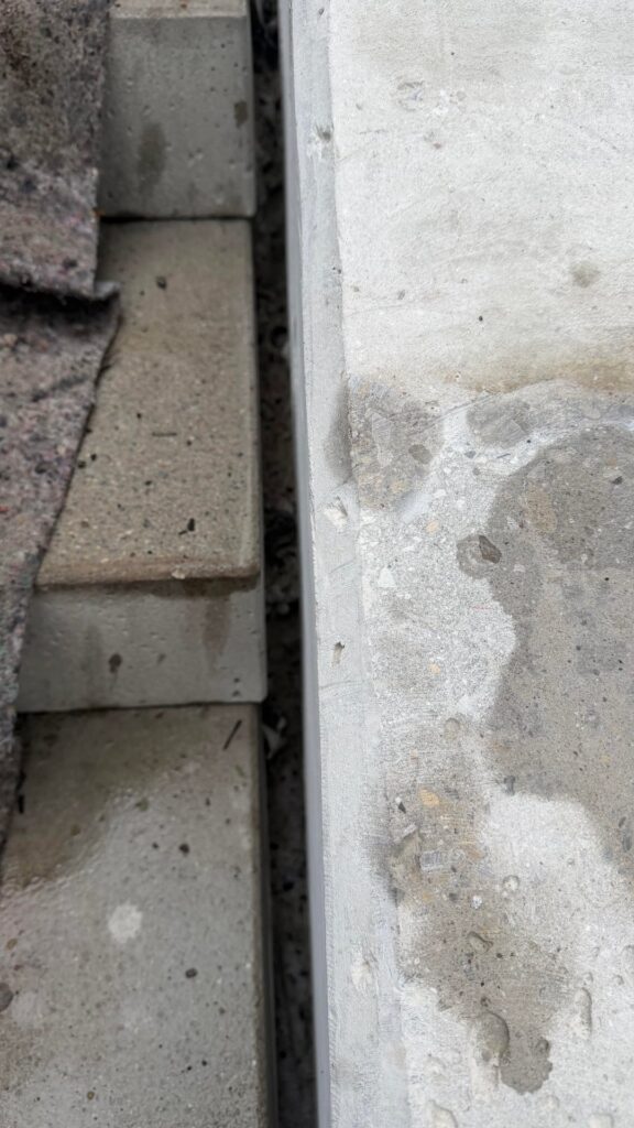 Gap between stairs and concrete wall