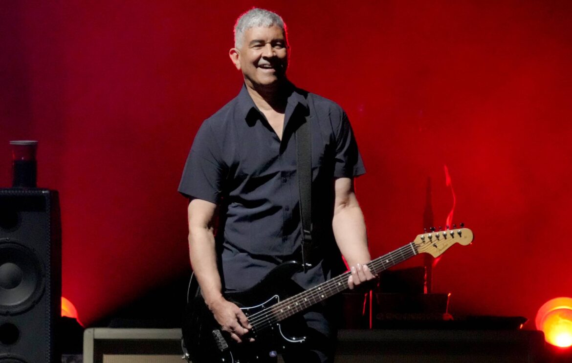 Pat Smear to sit out upcoming Foo Fighters shows due to “bizarre gardening accident” Pat Smear to sit out upcoming Foo Fighters shows due to "bizarre gardening accident"