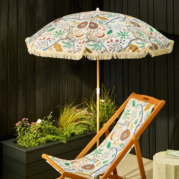 A parasol and deckchair in Jackfruit print fabric.