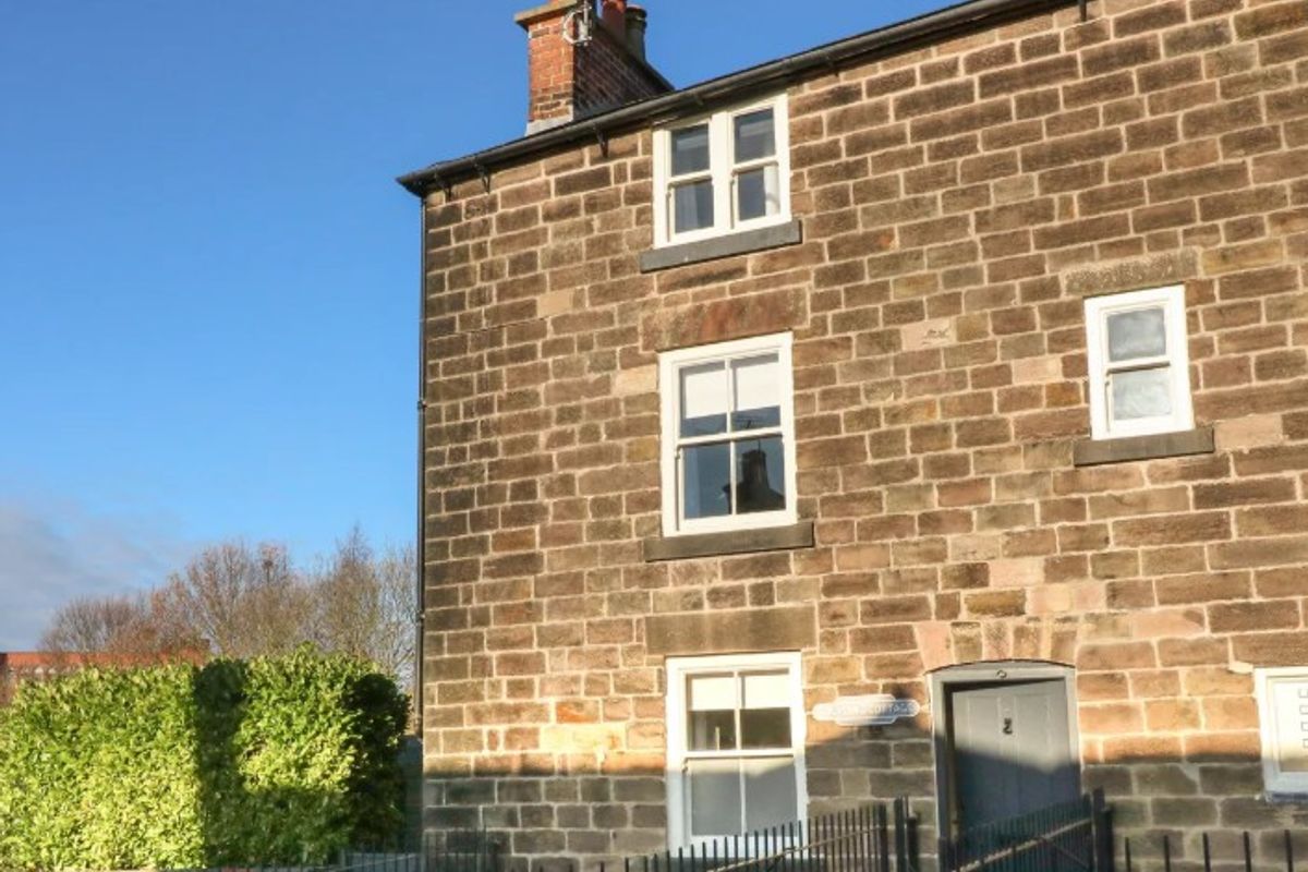 Unassuming Grade II listed Peak District holiday home looks lush inside -