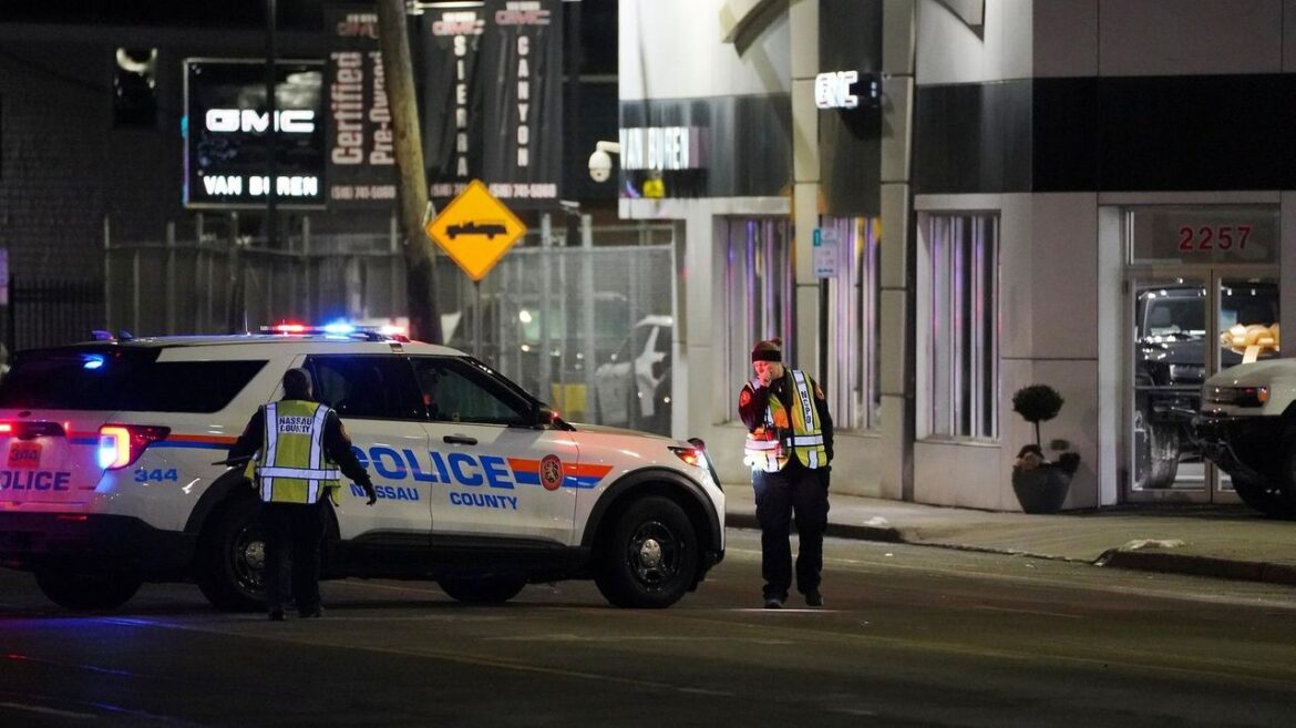 Man killed crossing Jericho Turnpike in Garden City Park, police say Man killed crossing Jericho Turnpike in Garden City Park, police say