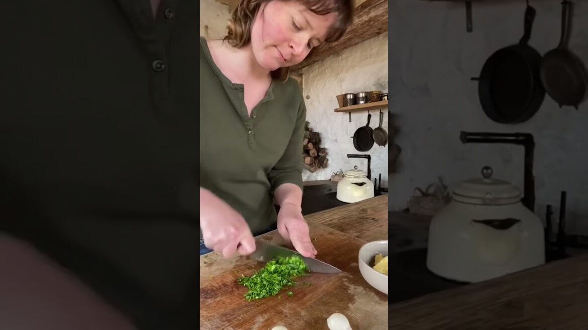 FORAGING WILD GARLIC 🌿#gardening #gardentips #foraging #shorts