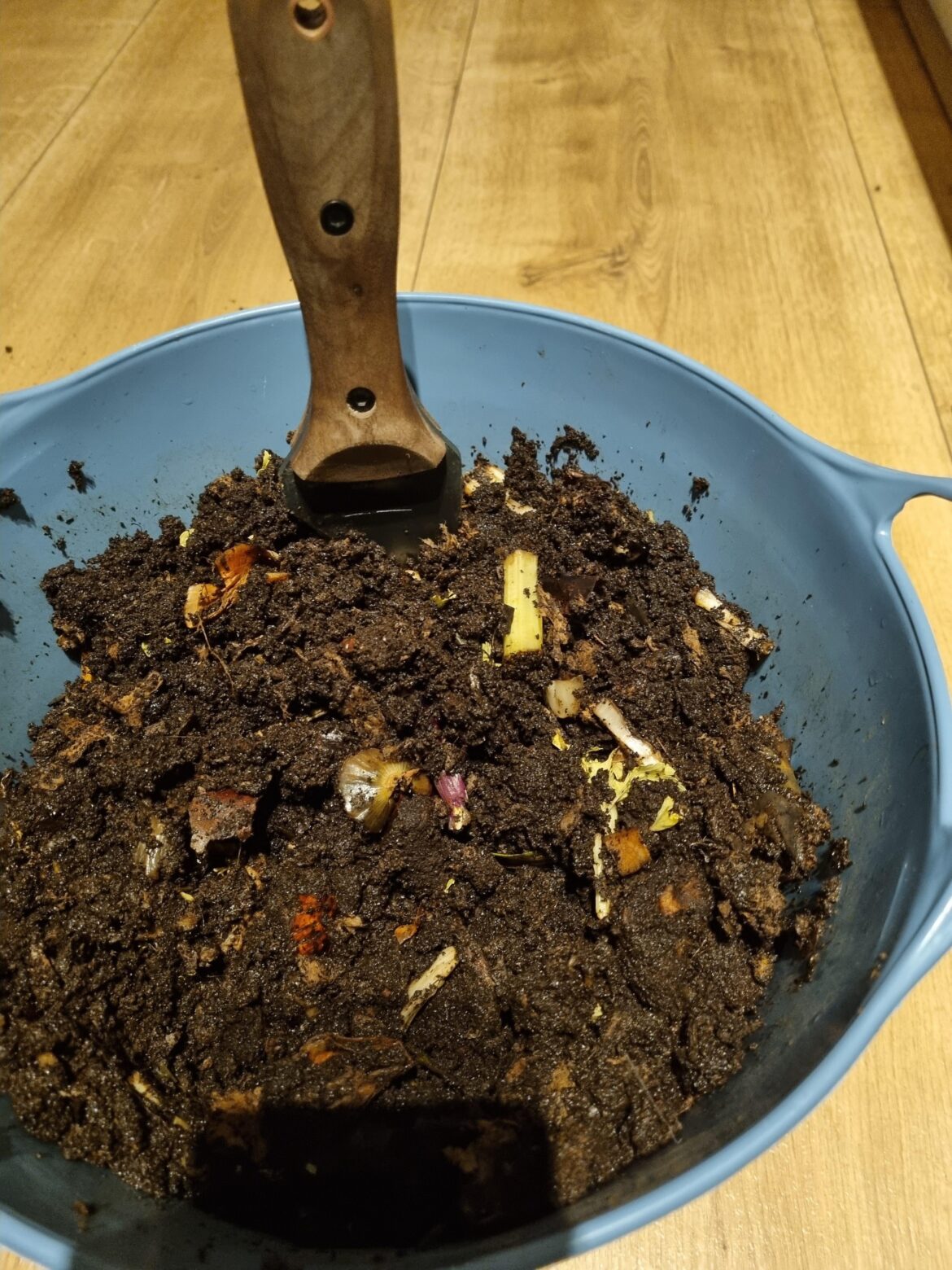 Turning the balcony bucket. Turning the balcony bucket.