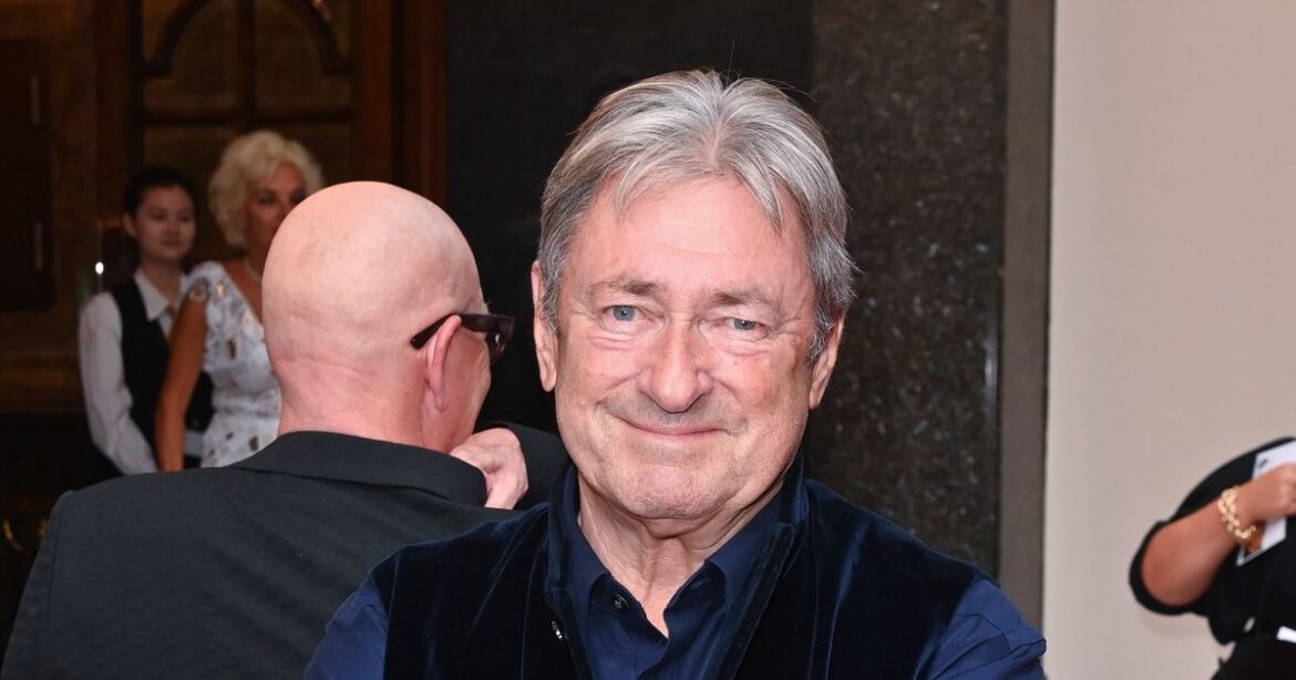 Alan Titchmarsh urges gardeners to do ‘vital’ lawn task before it’s too late Daily Record