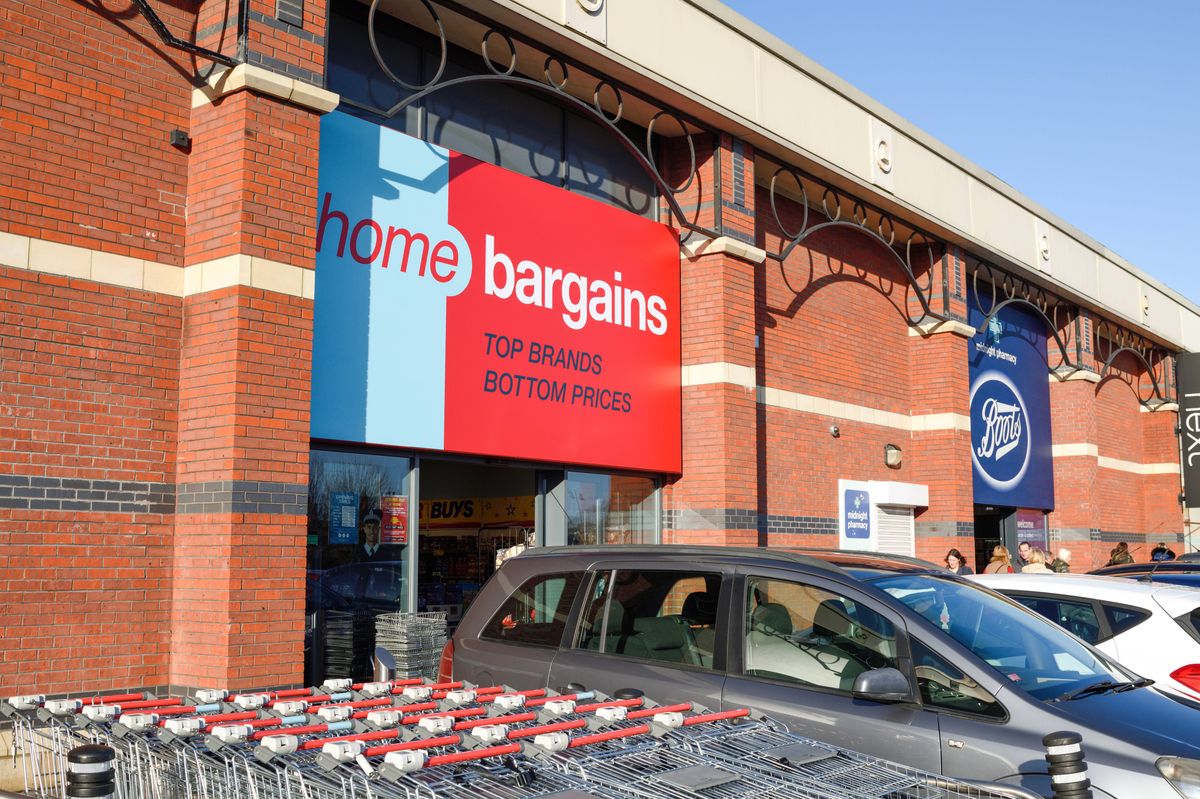 Newark-On-Trent, Nottinghamshire, UK. January 15th 2020. Retail stores and outlets on Lincoln road in the town centre. Home Bargains store for domestic goods.