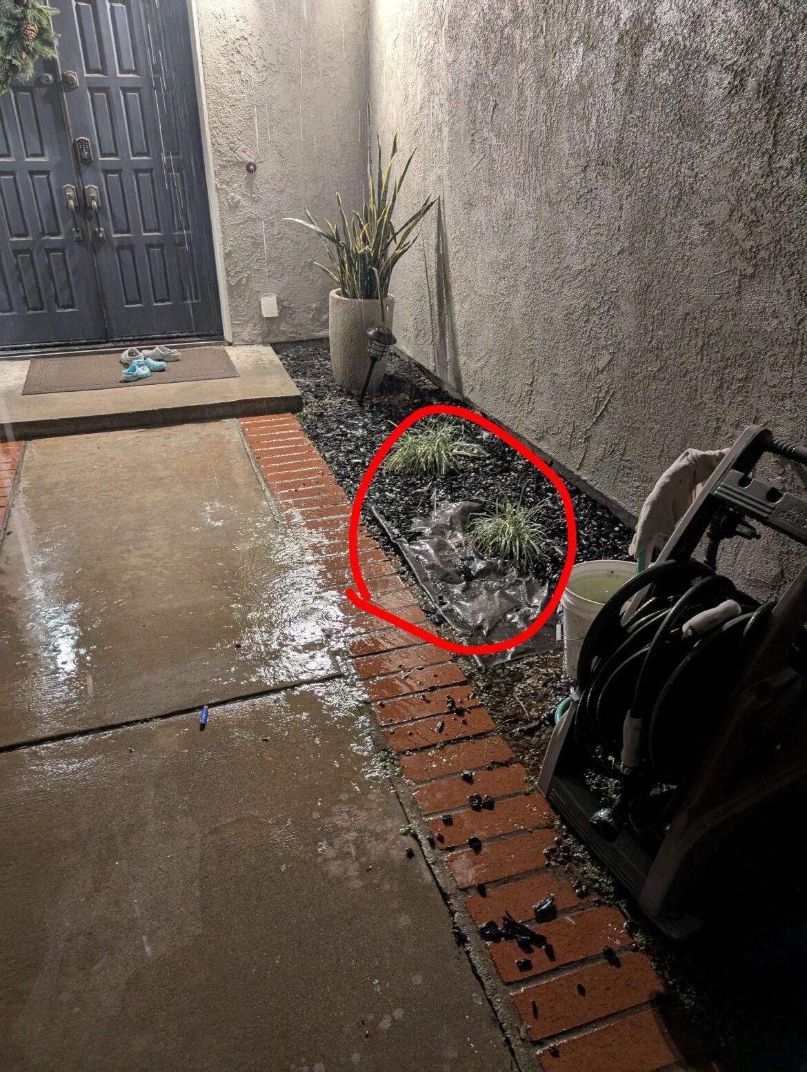 Roof water drainage to flower bed that splatters