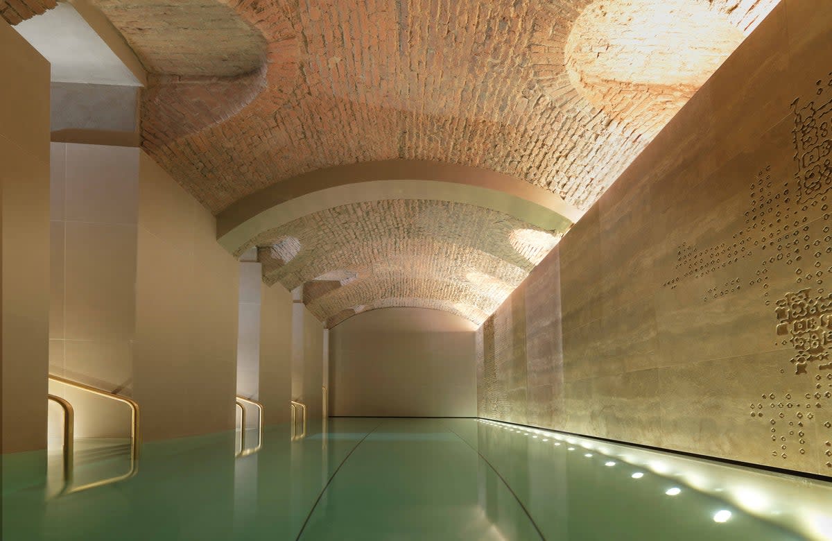 The spa swimming pool can be found in the historic convent cellars (Four Seasons)