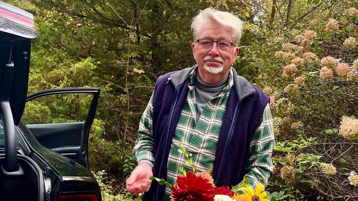 Town & Country Gardeners honors Barrie Kridler with library event