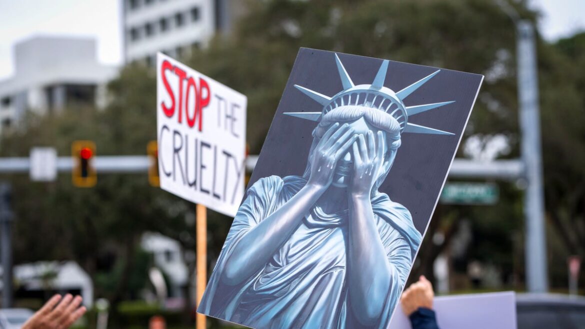 Gardens ‘ICE OUT’ rally draws 300 protesting immigrant detentions Gardens 'ICE OUT' rally draws 300 protesting immigrant detentions