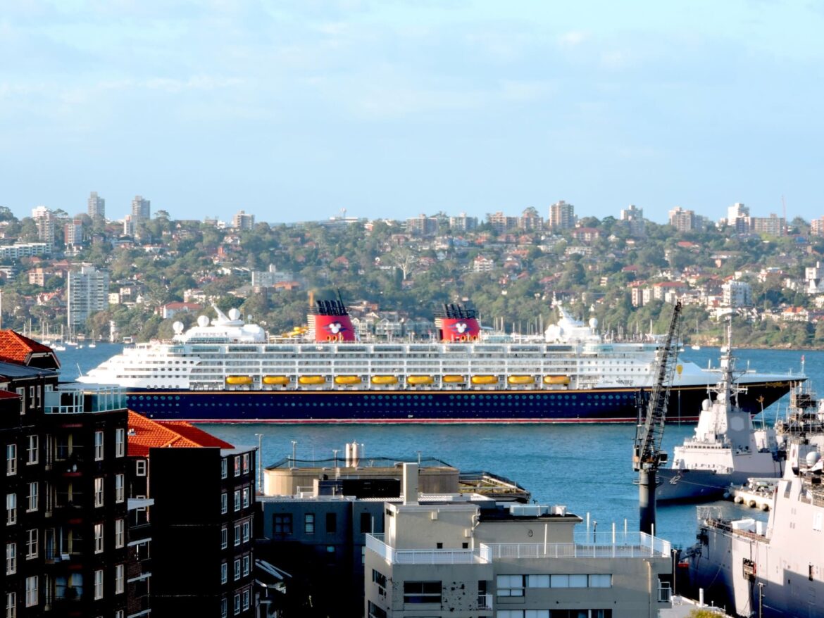 Disney Wonder passes Garden Island
