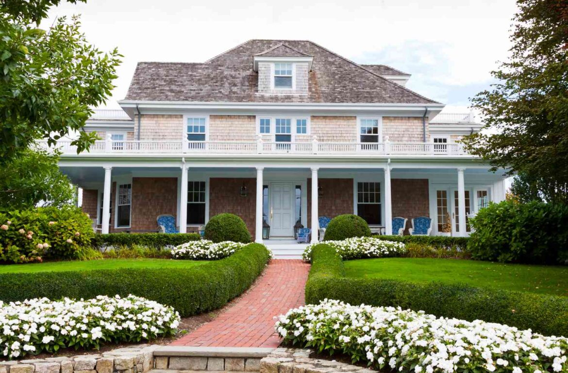 8 Landscaping Trends That Instantly Date Your Yard