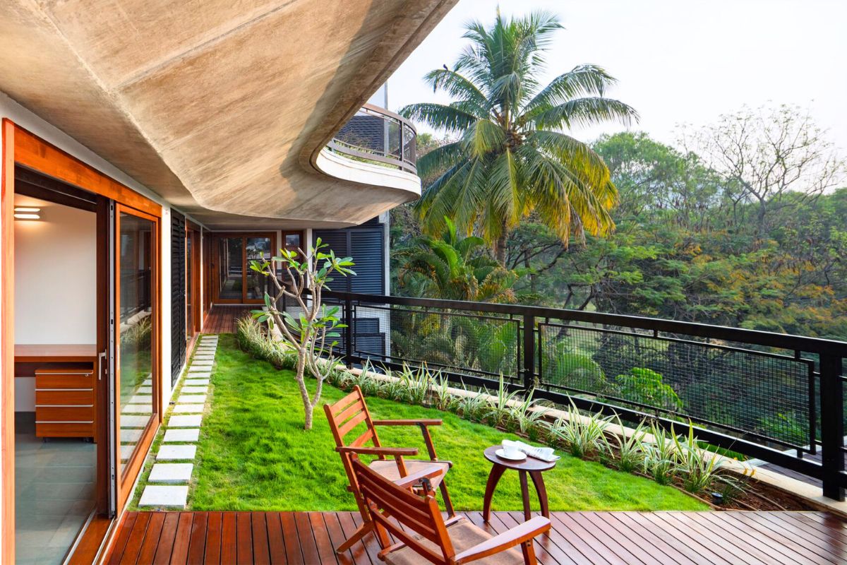 House with a green garden and space