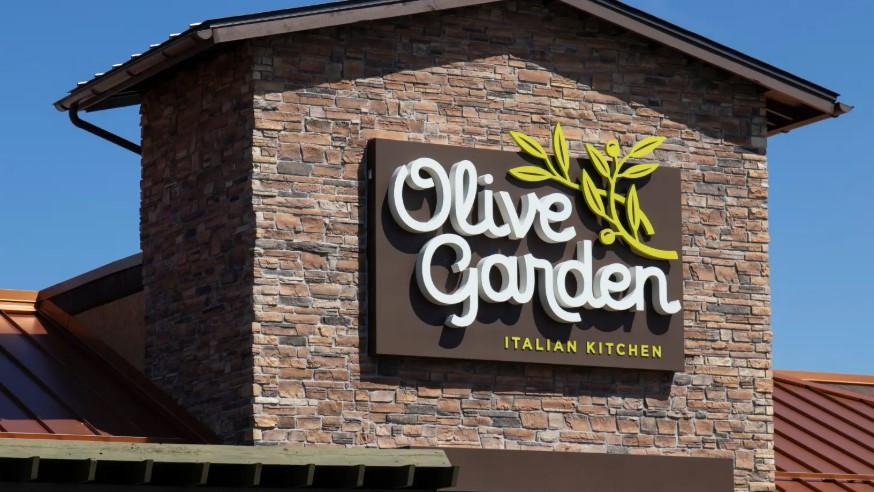 Chef dies after plunging head into deep fryer at Olive Garden restaurant in America Chef dies after plunging head into deep fryer at Olive Garden restaurant in America