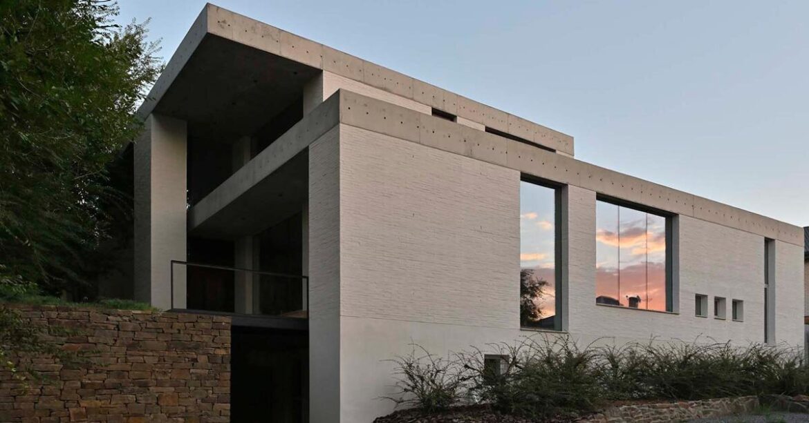 chado’s monolithic white concrete brick office stands in russia