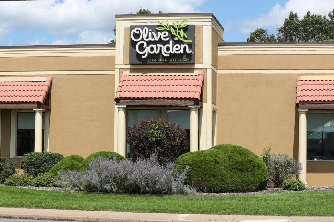 Olive Garden cook commits suicide by dunking head into deep fryer: cops