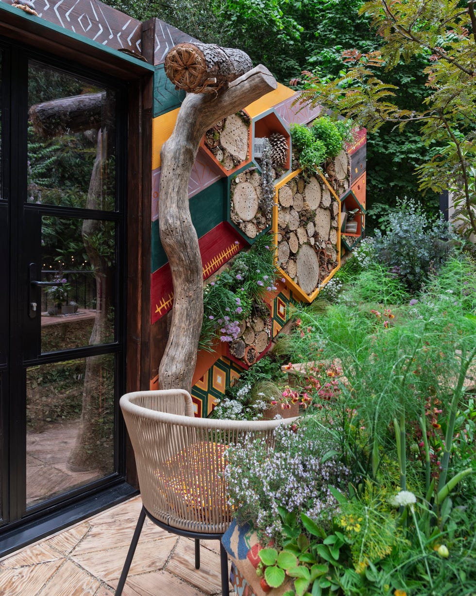 Making Life Better With Bees. Designed by Jenny Rafferty, Frantisek Zika and Jim Goodman. Balcony Garden. RHS Chelsea Flower Show 2025 making life better with bees designed by jenny rafferty, frantisek zika and jim goodman balcony garden rhs chelsea flower show 2025