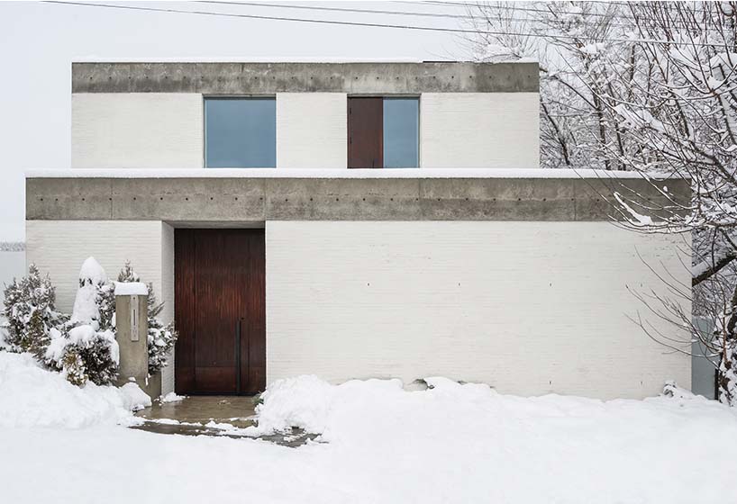 chado’s monolithic white concrete brick office stands near botanical garden in russia - 1