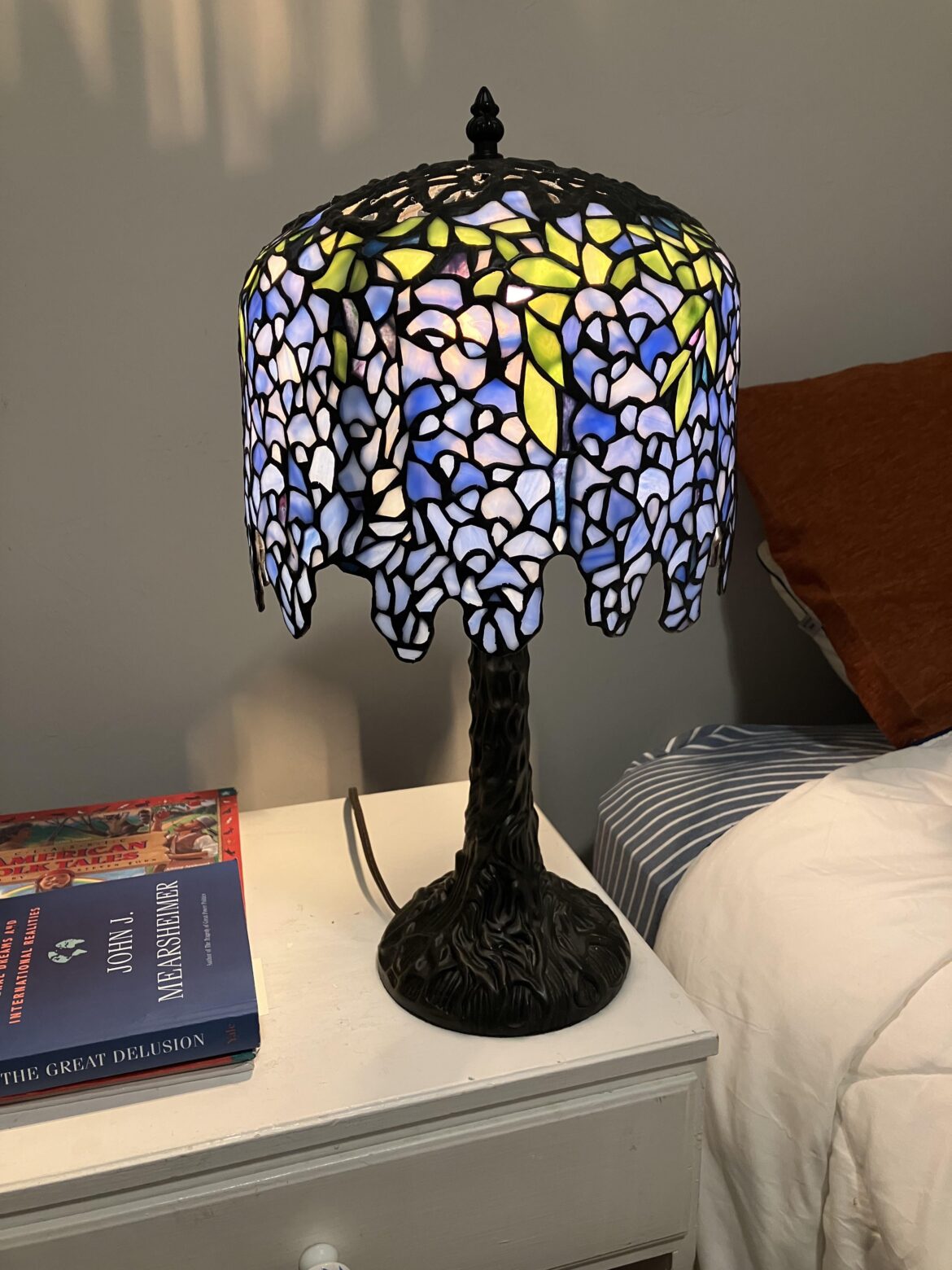 What flower does this lamp resemble (if any)?