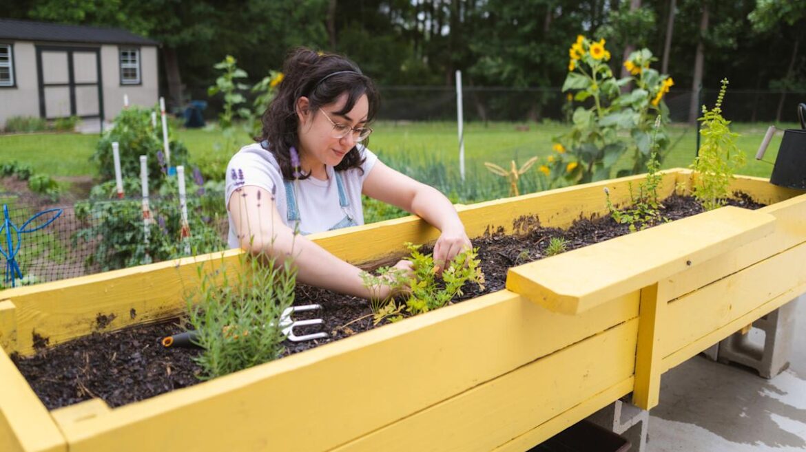 The Low-Maintenance Onion Variety With Stunning Yellow Flowers That Pollinators Love