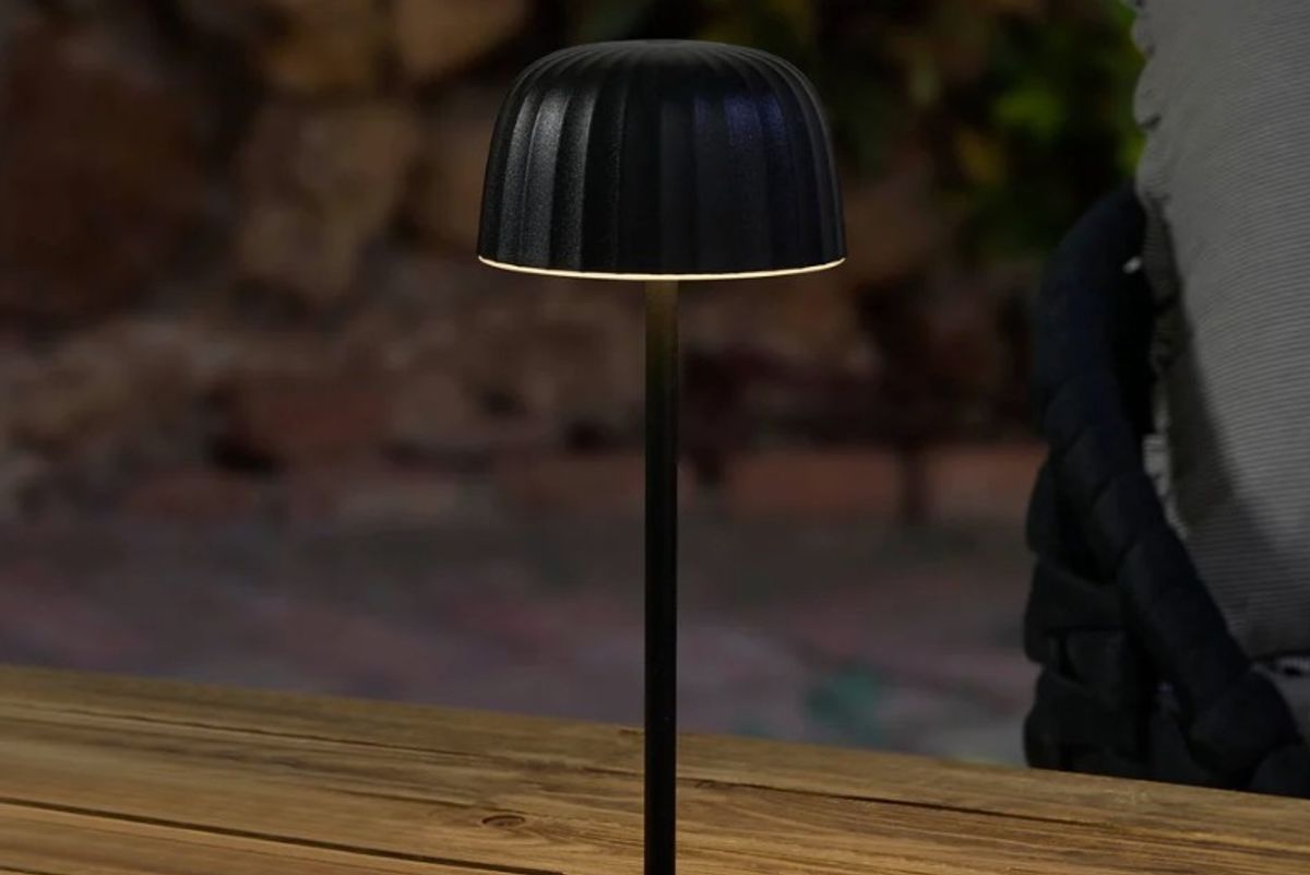 The lamp has no pesky wires