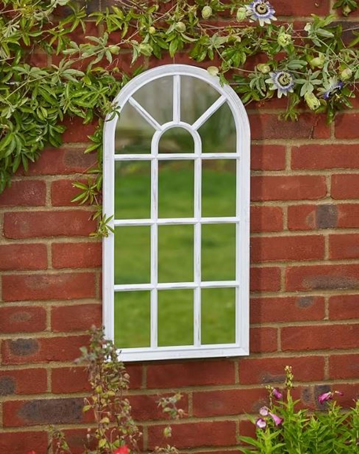 Aldi sells the mirror in green, copper, or white