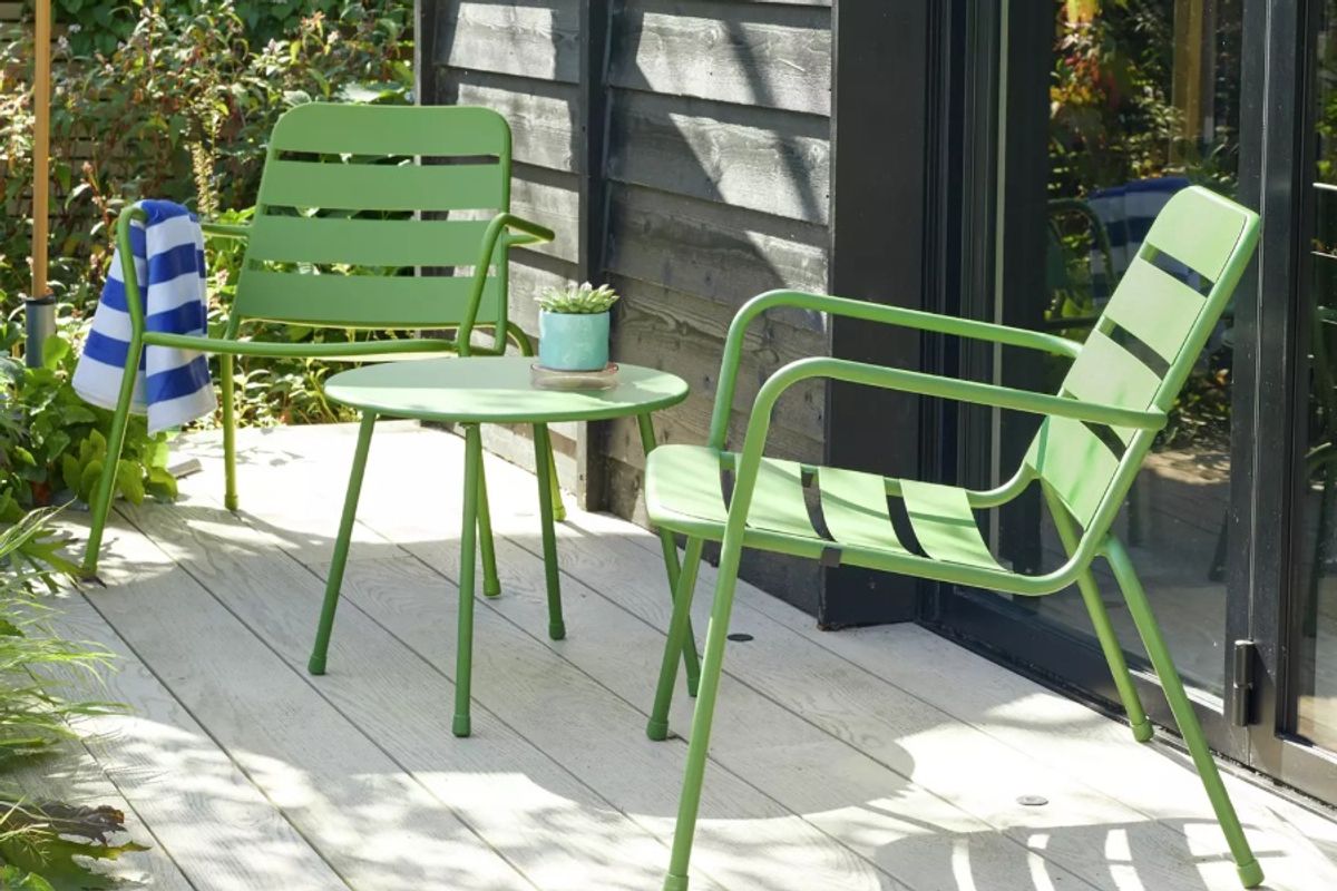 The powder-coated garden set