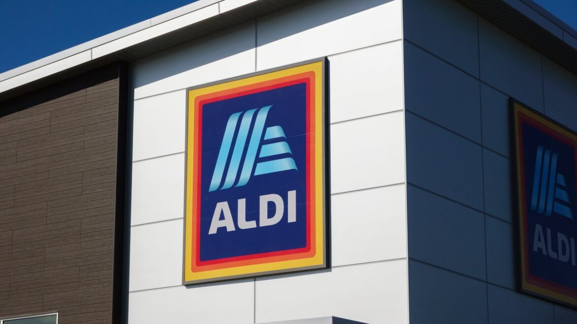 ‘Gardens look stylish’ with Aldi’s £8 wall mirror that ‘creates illusion’ Daily Record
