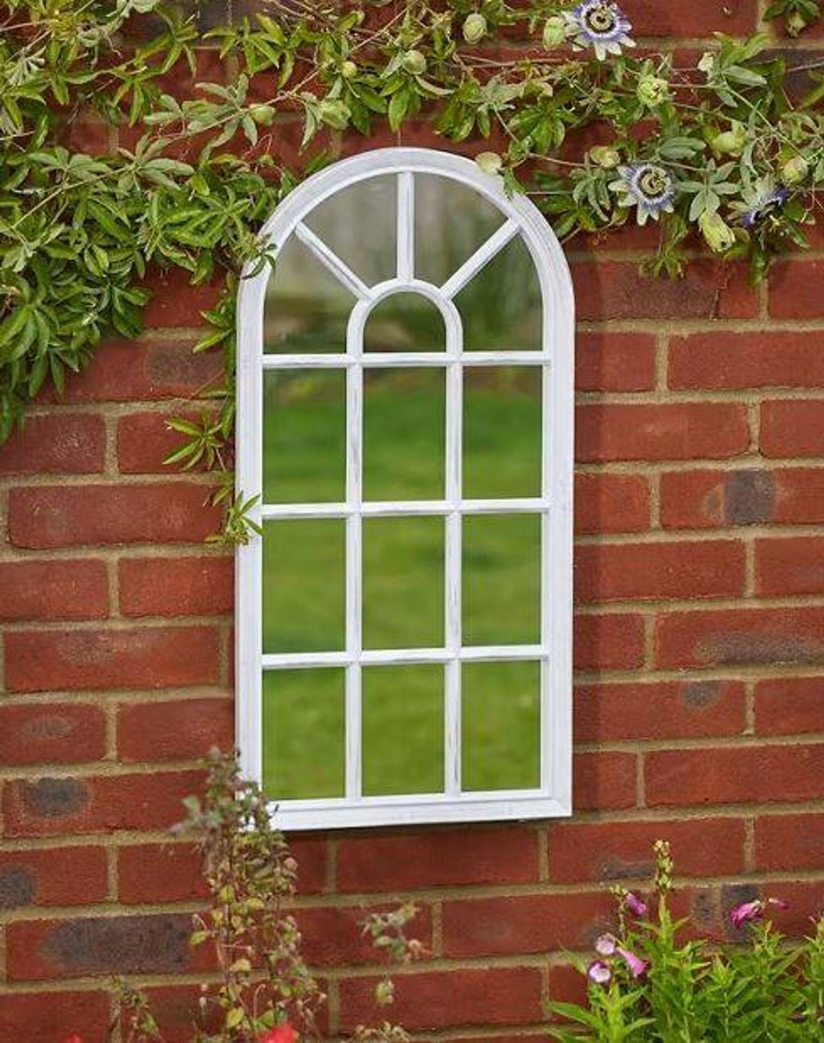 Aldi sells the mirror in green, copper, or white
