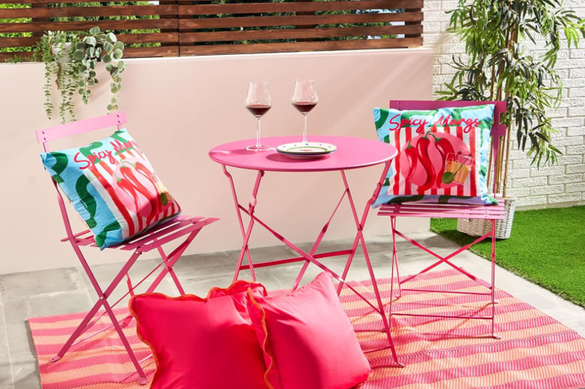 The 'fabulous' set is a hit with Amazon fans who have praised it for its weatherproof design and great value