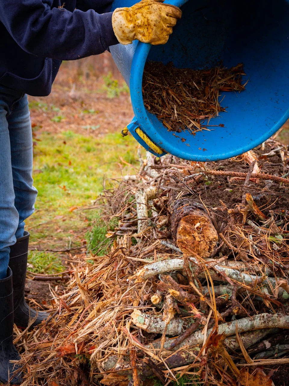 bulding a hugekultur raised bed as a method of sustainable zero waste farming permaculture