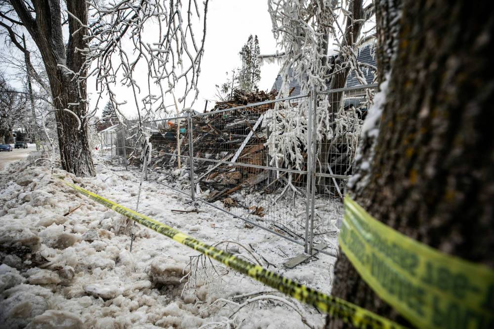 MIKAELA MACKENZIE / FREE PRESS
City police and firefighters responded to a blaze in a home at 682 Nassau Street South around 11:30 p.m.