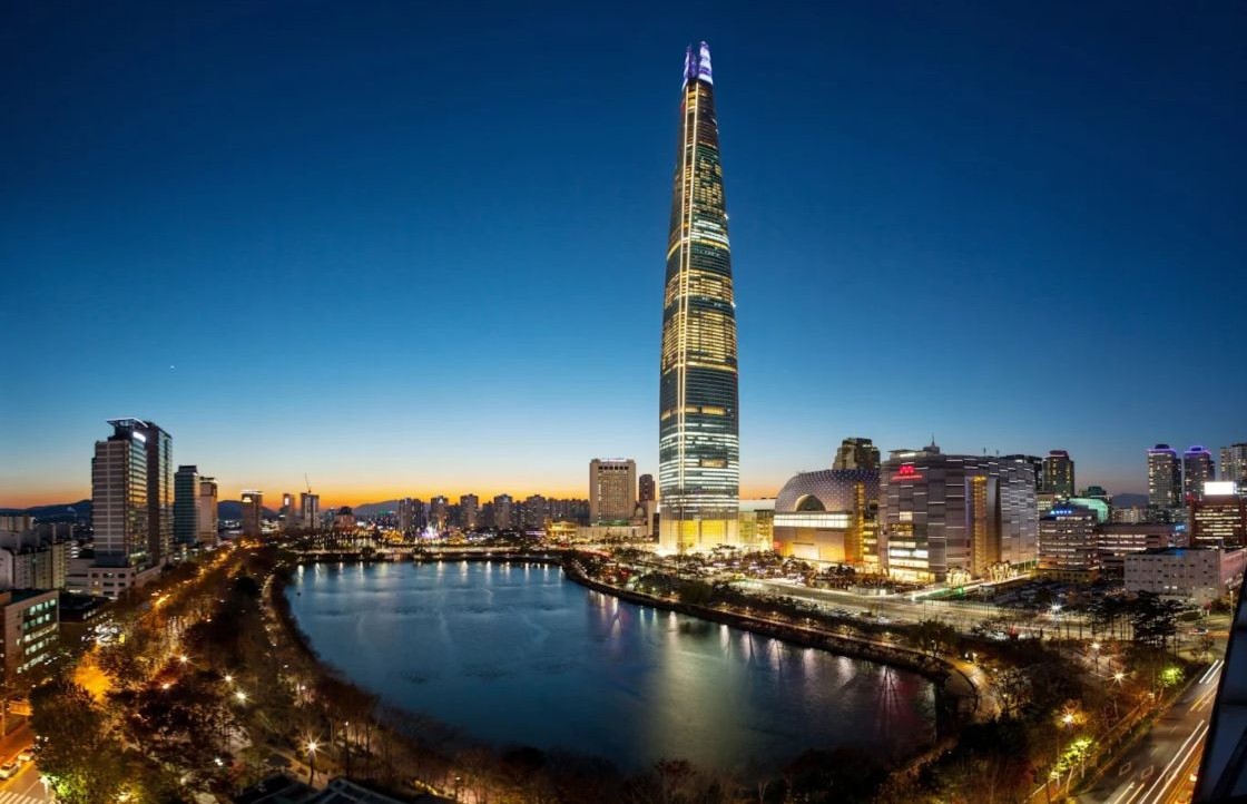 At 555 meters, Lotte World Tower dominates Seoul’s skyline along the Han River. © SIGNIEL Seoul