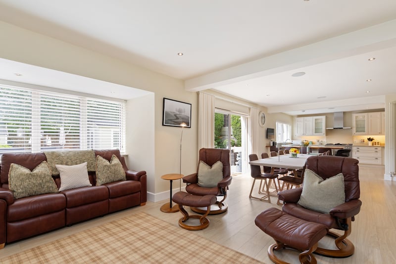 Connected livingroom, kitchen and diningroom
