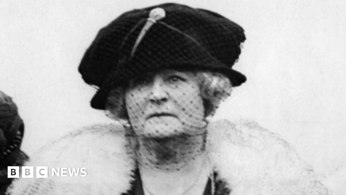 Secret Berkshire: The countess who helped women take root Black and white portrait of Daisy Greville, Countess of Warwick. She is wearing a large dark coloured hat with a net veil across her face and a light coloured fur stole.