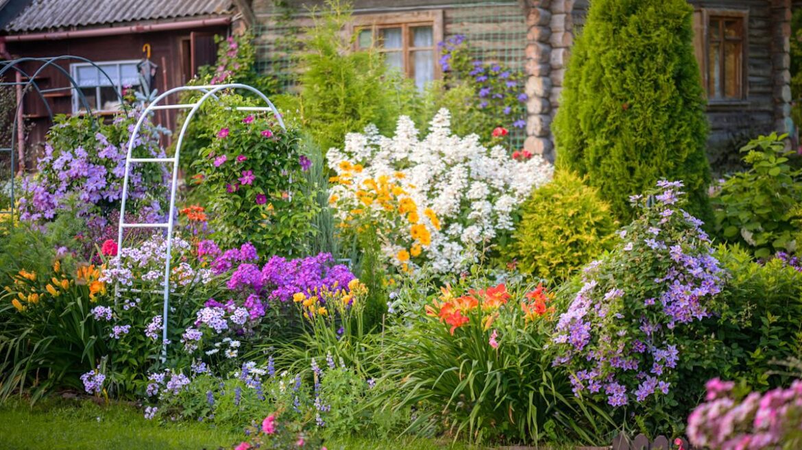 The Vintage Garden Decor Everyone Will Be Snatching Up At Thrift Stores This Spring