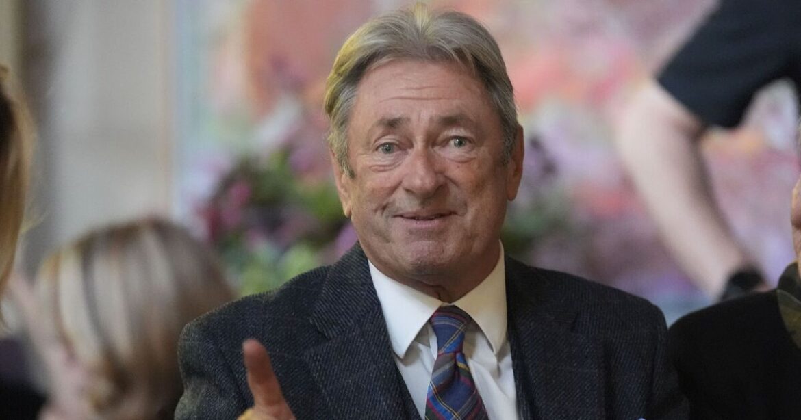 Alan Titchmarsh urges gardeners to ditch the weedkiller for 'win-win' alternative method
